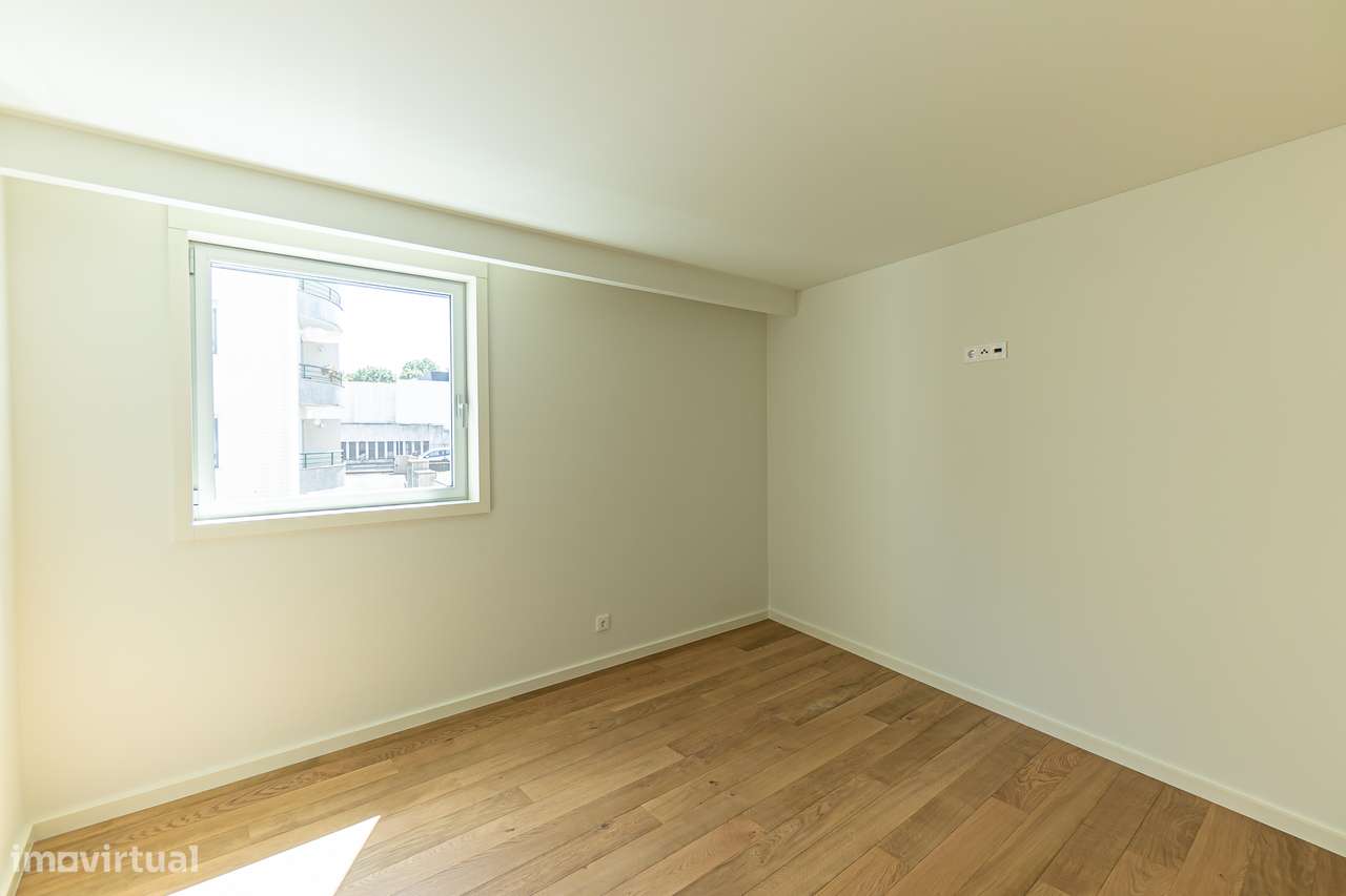 T3 Novo em Condomínio com Jardim, 3 Garagens, Permuta Possível-7