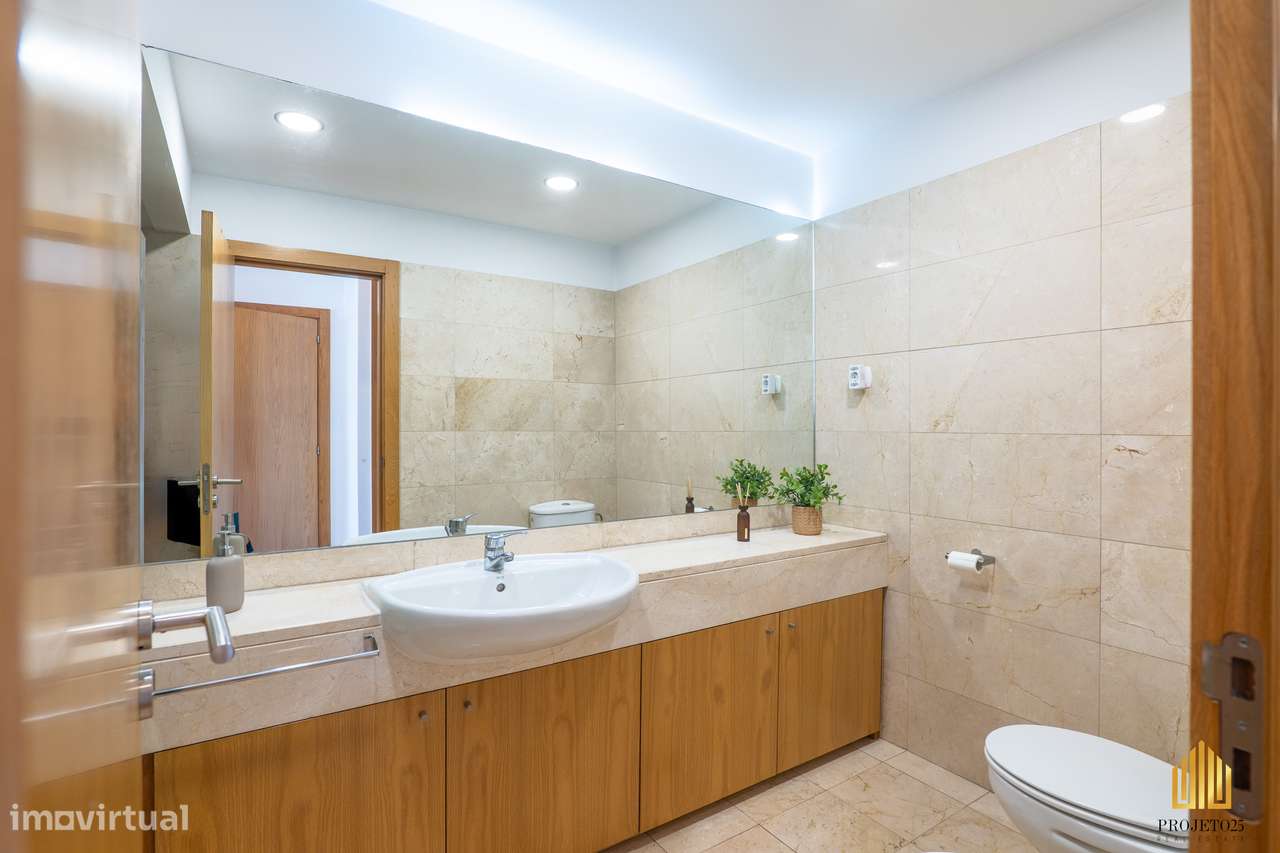 T2 Com Varanda Panorâmica em Urbanização Requintada, ao Aeroporto.-28