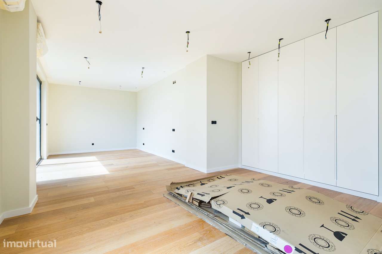 Moradia Isolada Remodelada com Piscina, 4 Quartos e Garagem para 3 Car-7