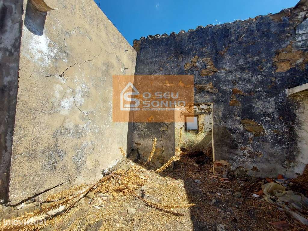 Moradia T2 com Projeto Aprovado com Piscina na Serra-11