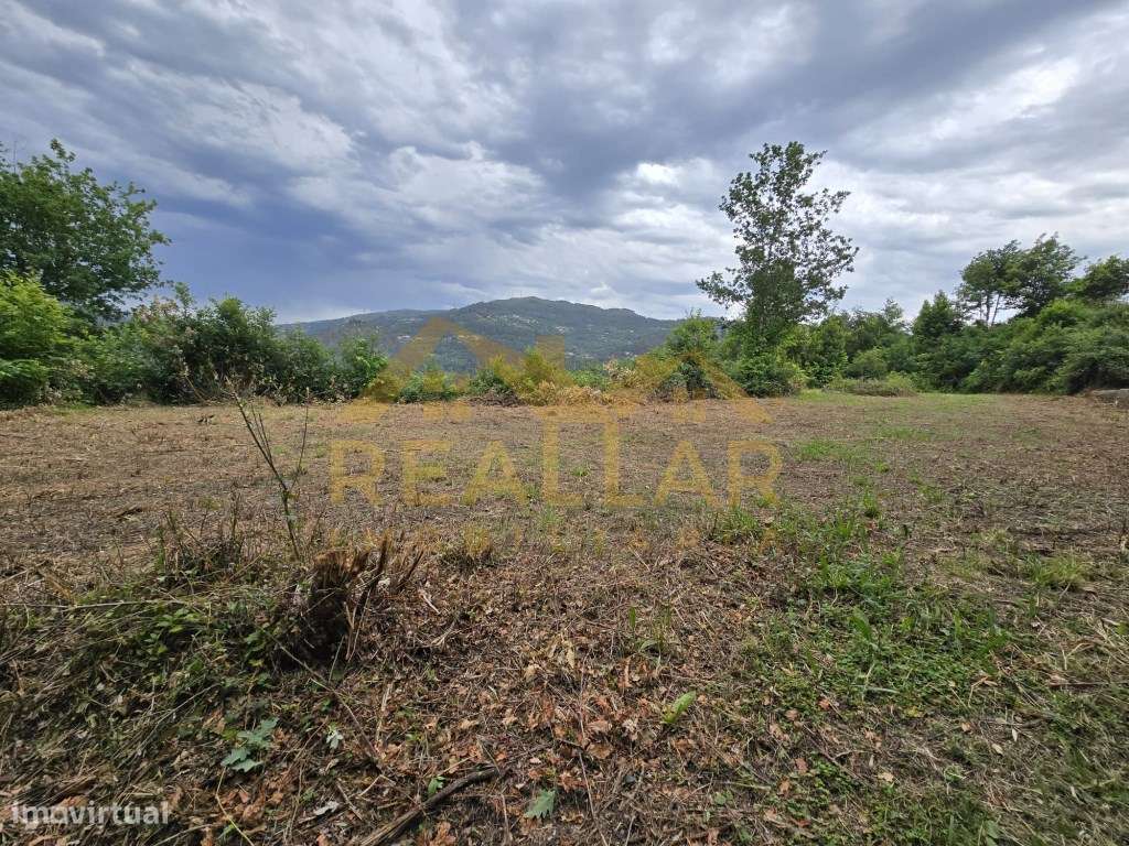 Terreno com Vistas Deslumbrantes sobre o Rio Caldo - Gerês-5