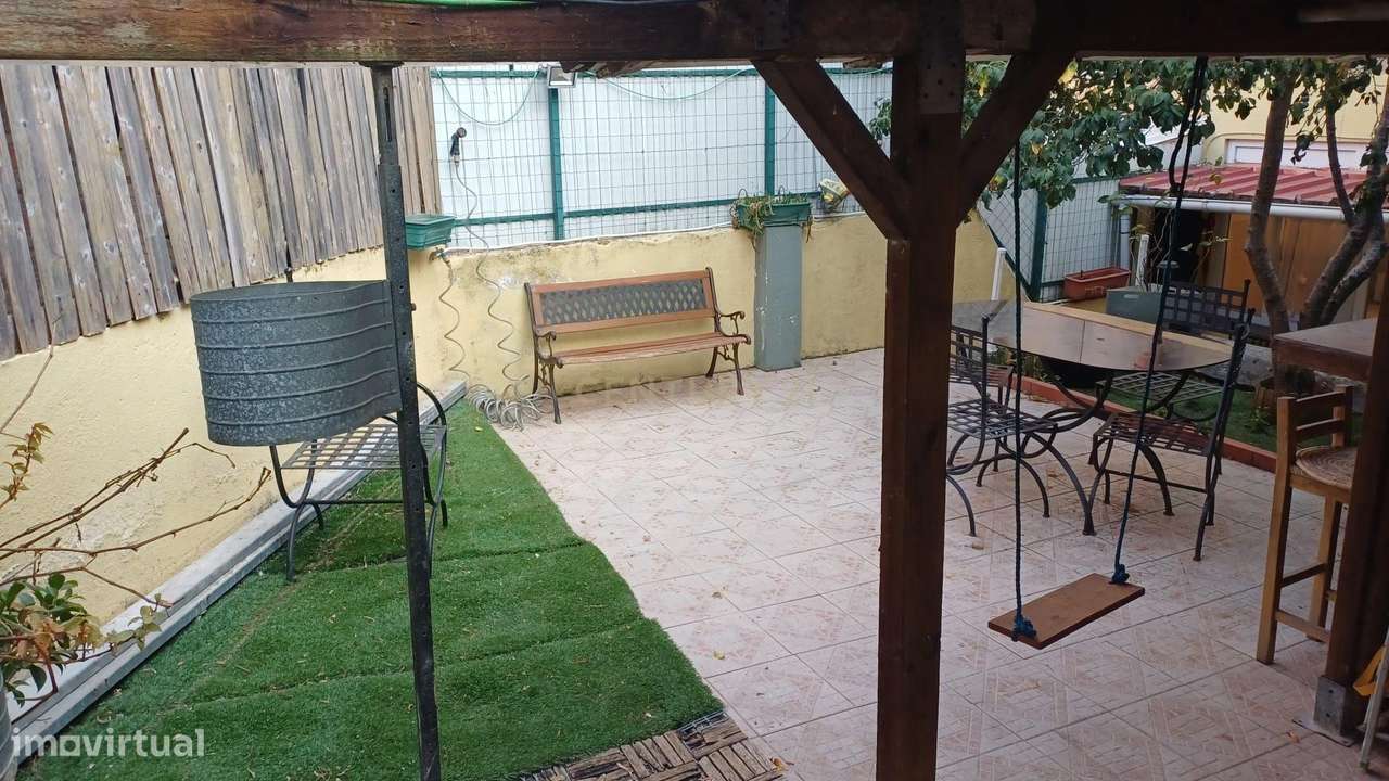Apartamento T2+1 com Terraço no Centro de Odivelas-26