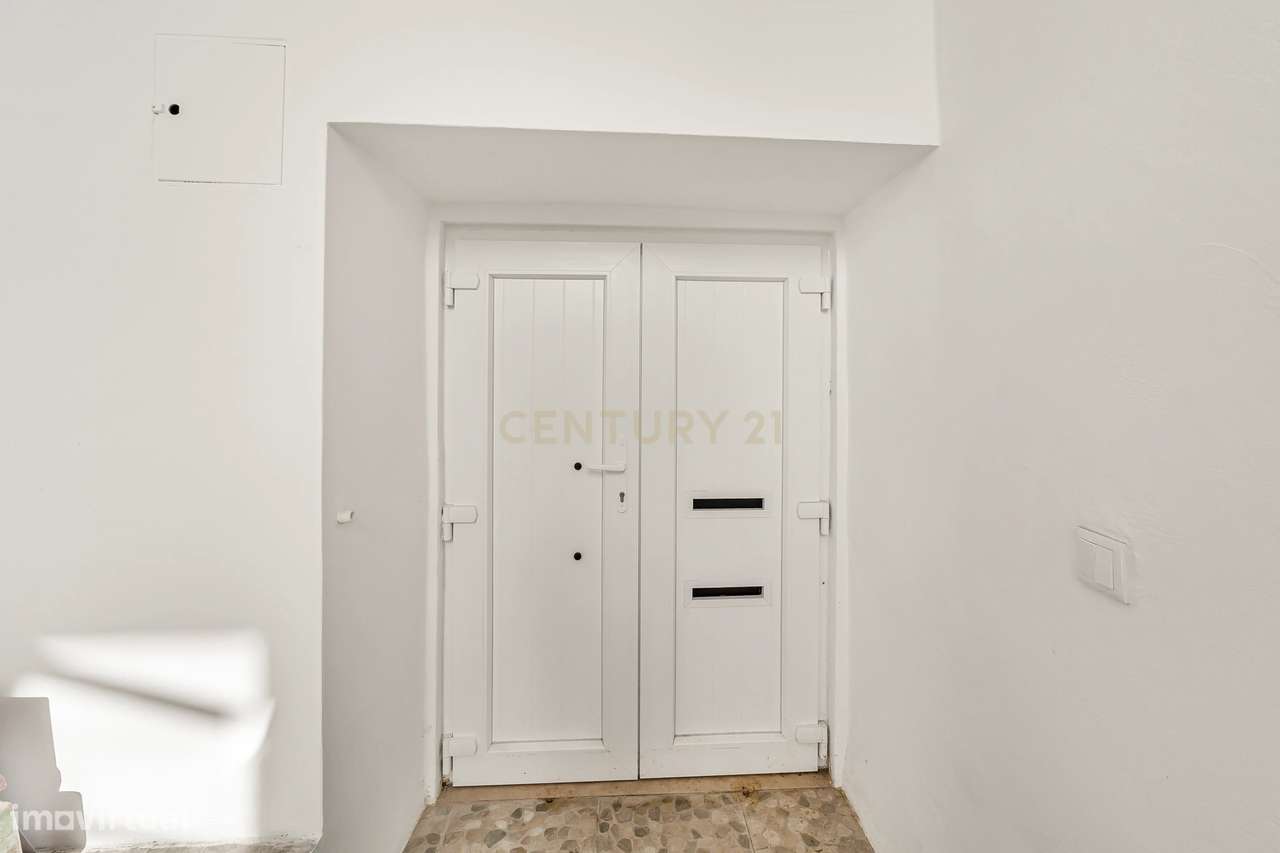 Prédio Totalmente Renovado com 2 apartamentos T1 e espaço exterior no-2