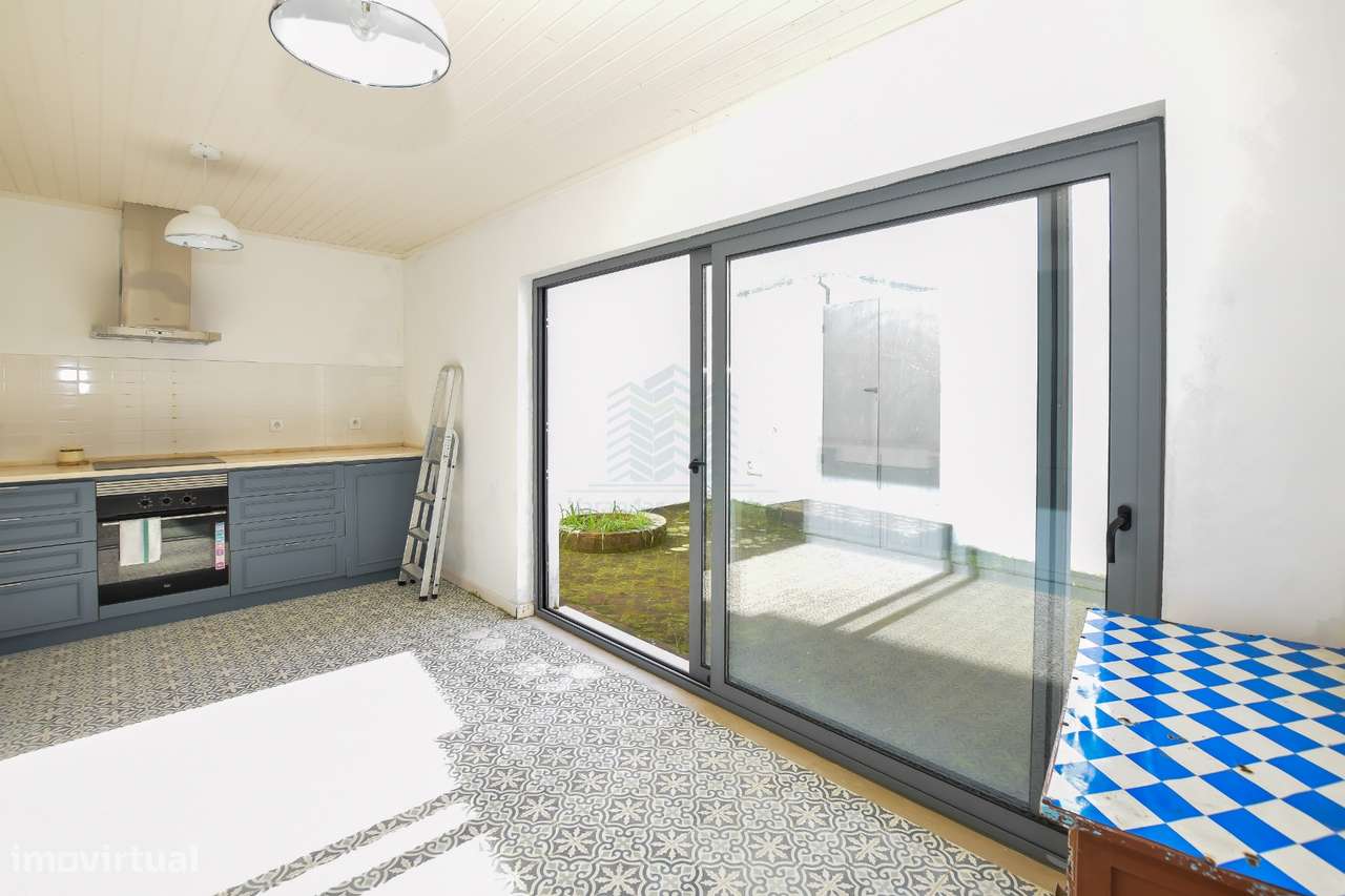 Moradia T3 remodelada com logradouro e terraço — Bugalhos-5