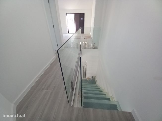 Apartamento Duplex Totalmente Remodelado na Costa da Caparica-37