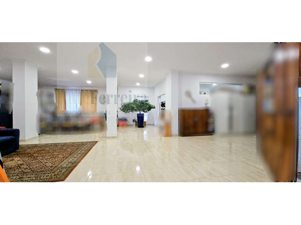 Espaço comercial amplo no rés-do-chão, com duas frentes de loja e e... - Grande imagem: 3/14