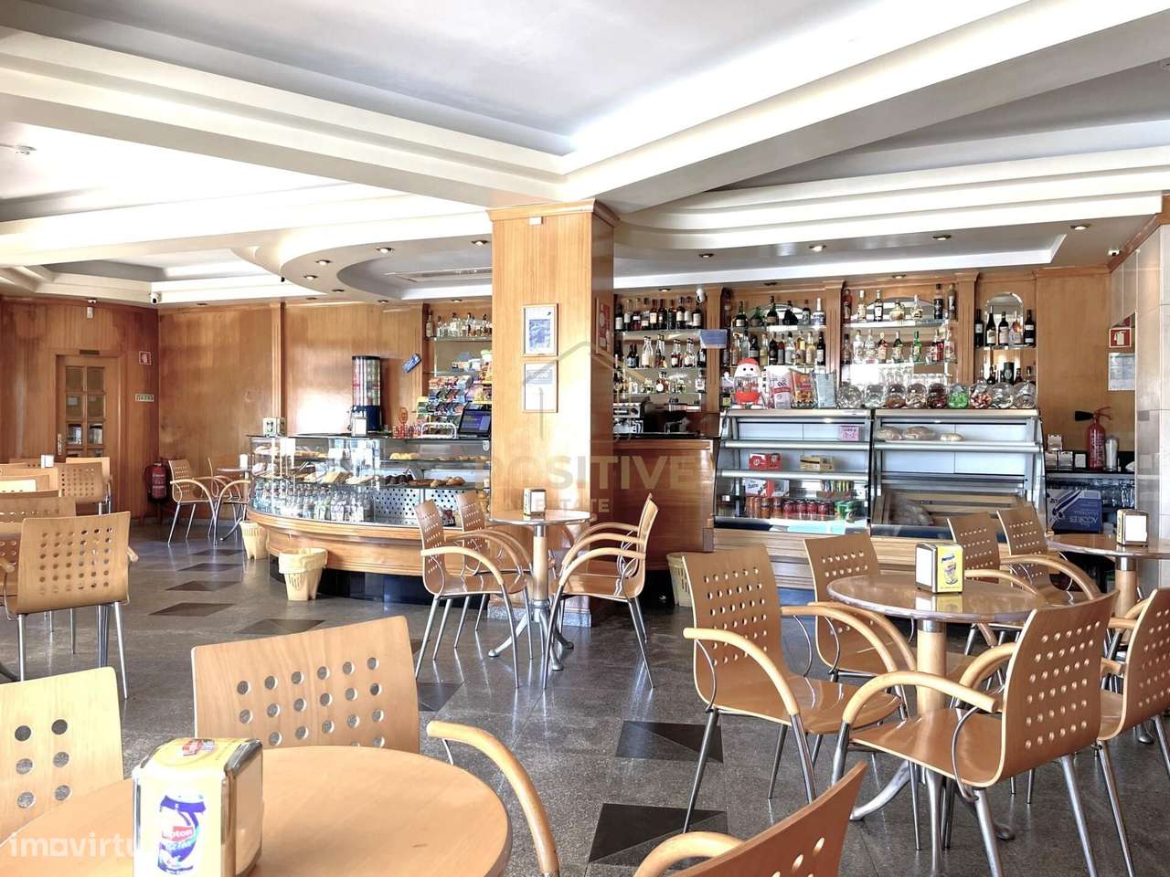 Loja com Café/Pastelaria em Funcionamento na Cova dos Vidros — Quinta-2