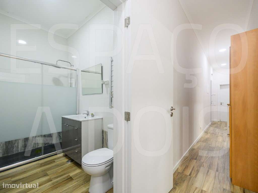 Amadora Centro | T3 Remodelado com 2 Suites e um Fantástico Logrado...-34