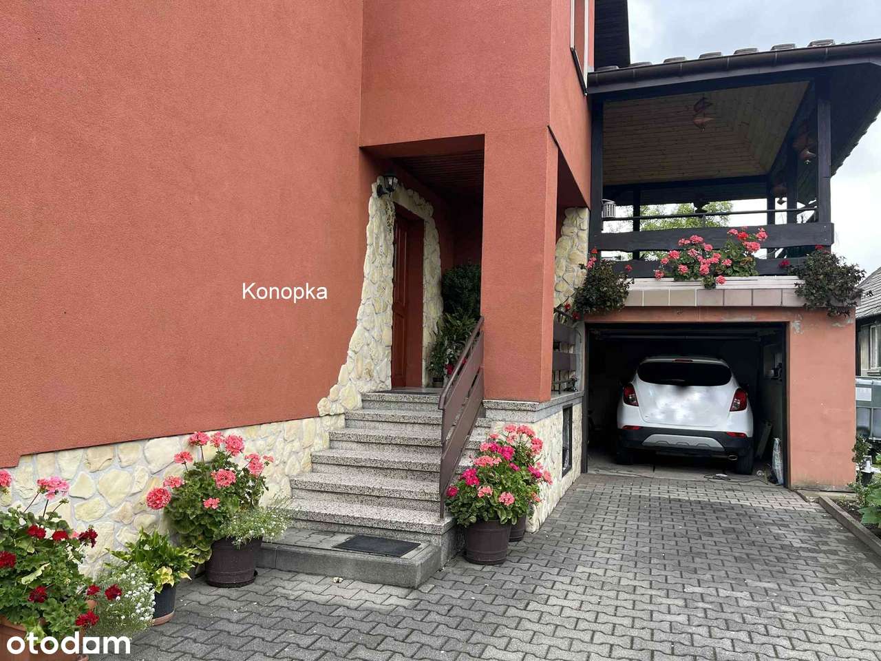 Solidny dom z tarasem i garażem-0