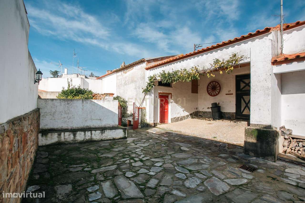 Moradia T2 com Espaço Exterior na Zona Histórica de Mourão - Alentejo-6