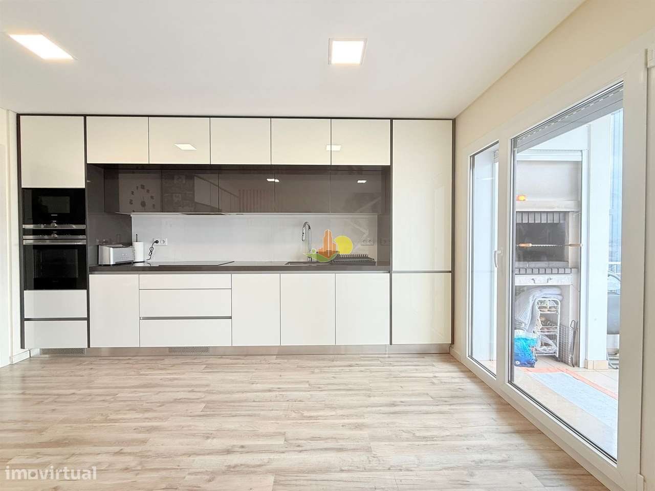 T4+1 Duplex com garagem dupla e terraço privativo-5