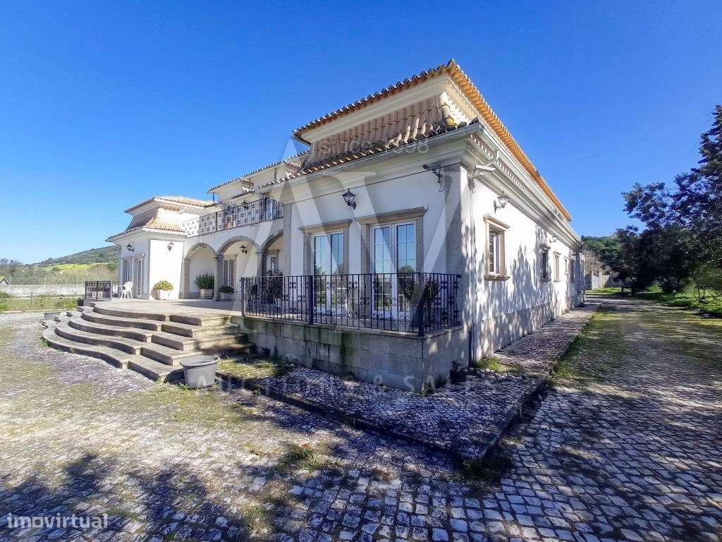 Quinta composta por moradia de dois pisos, com piscina, garagem e t...-17