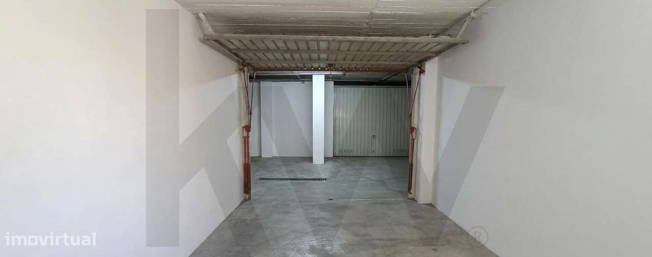 Oportunidade Única: Garagem Box com 16 m2 na Encosta do Sol-17
