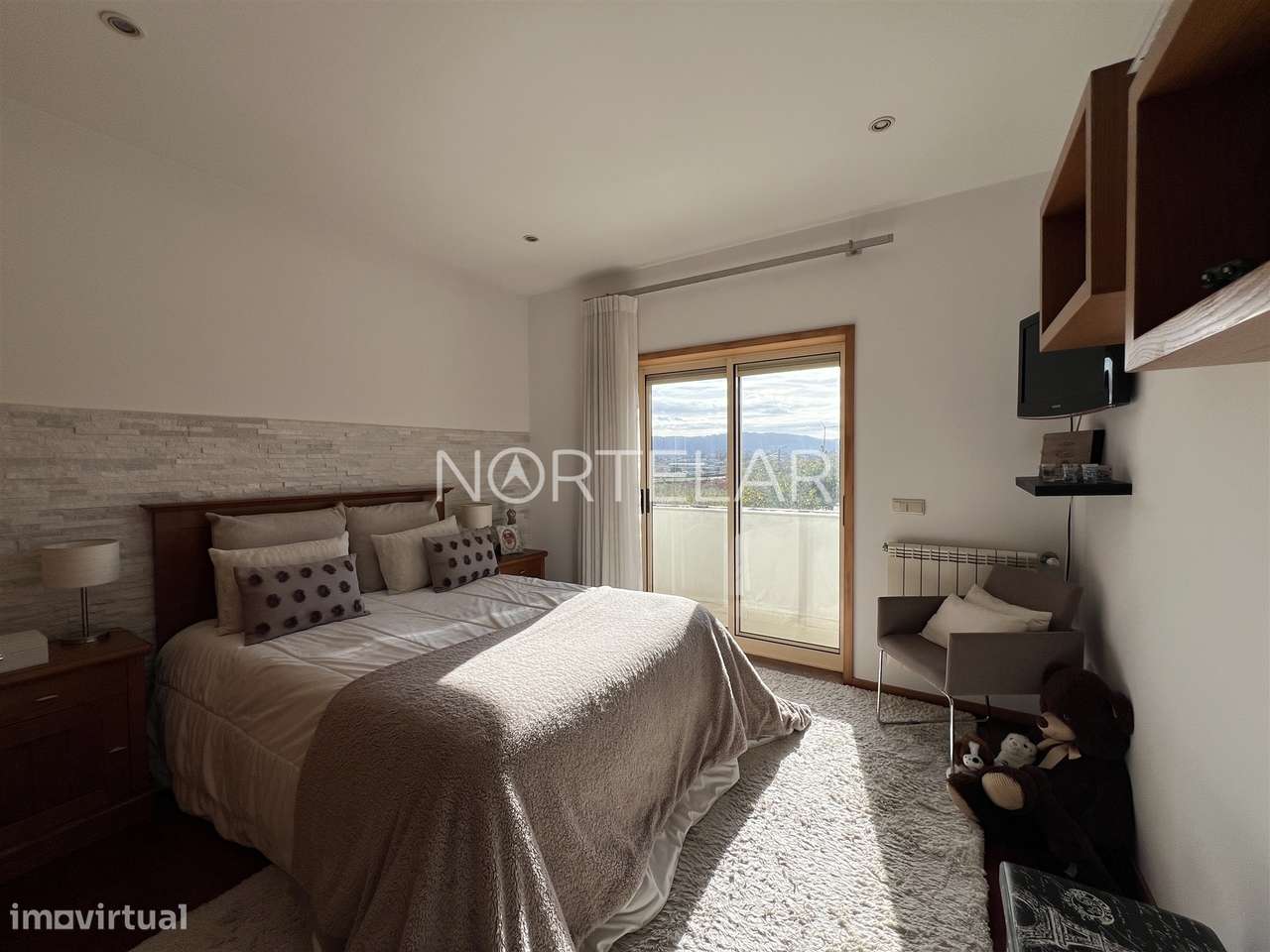 Moradia T3 com jardim e 3 frentes em Famalicão-19