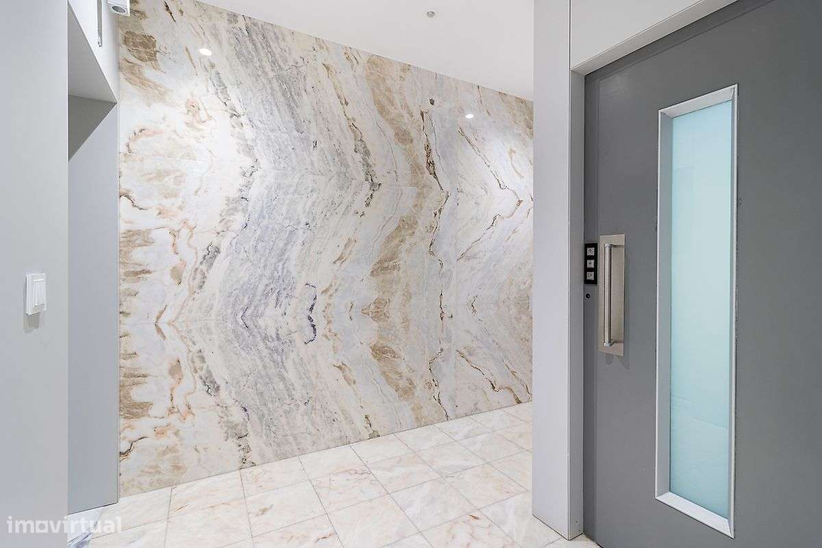 T4 amplo, 4 suites e estacionamento 4 carros – Marquês, Porto-47