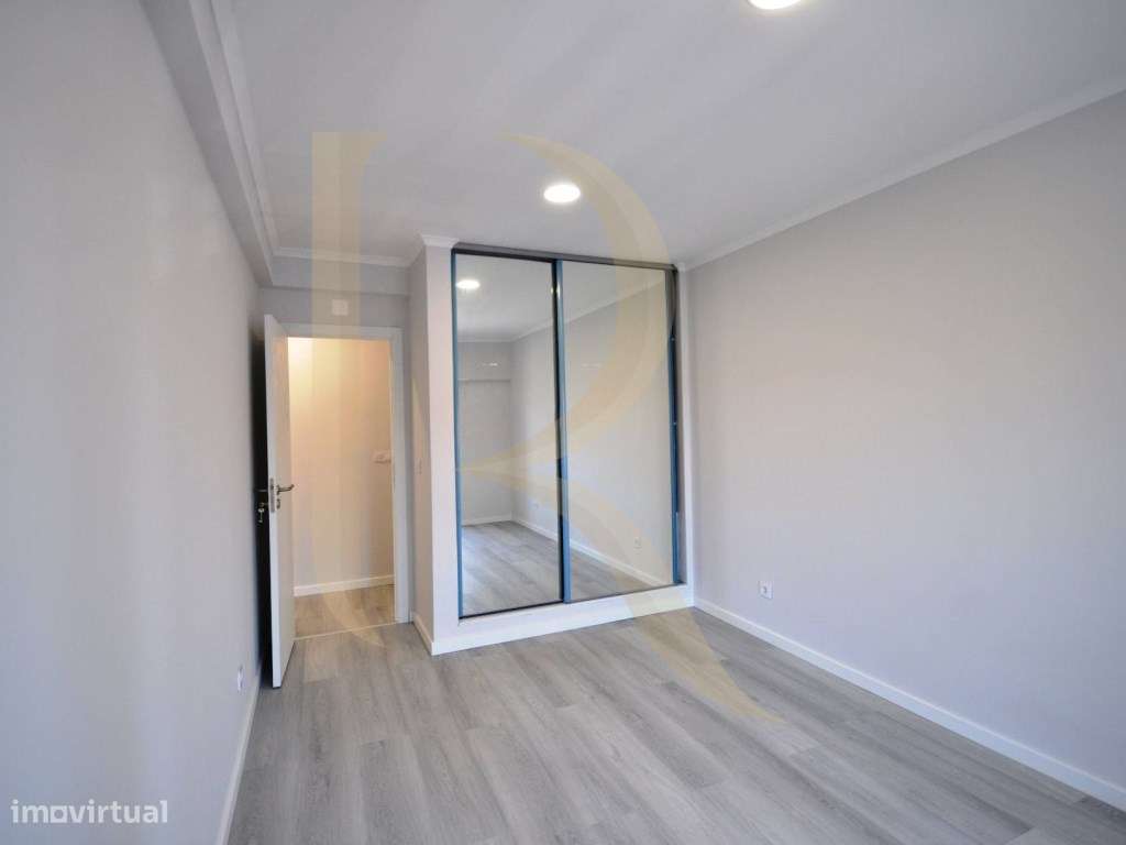 Apartamento T4 remodelado com varanda na Cruz de Pau-21