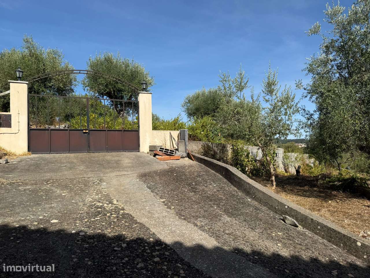 Moradia antiga com terreno, furo de agua e painéis solares aquecimento-13