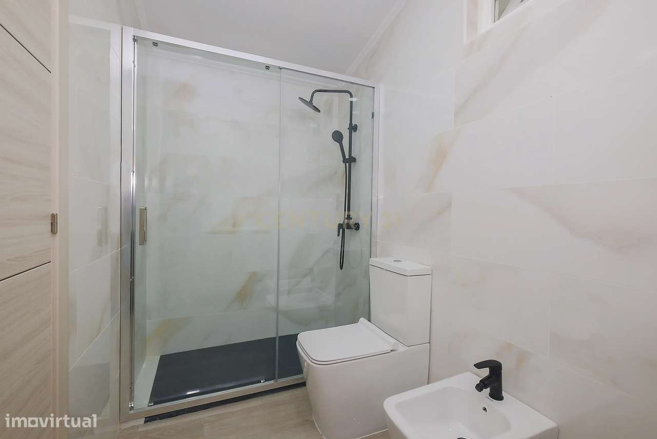 Moradia T4 Renovada no Estoril | Conforto, Espaço e Excelente Localiza-34