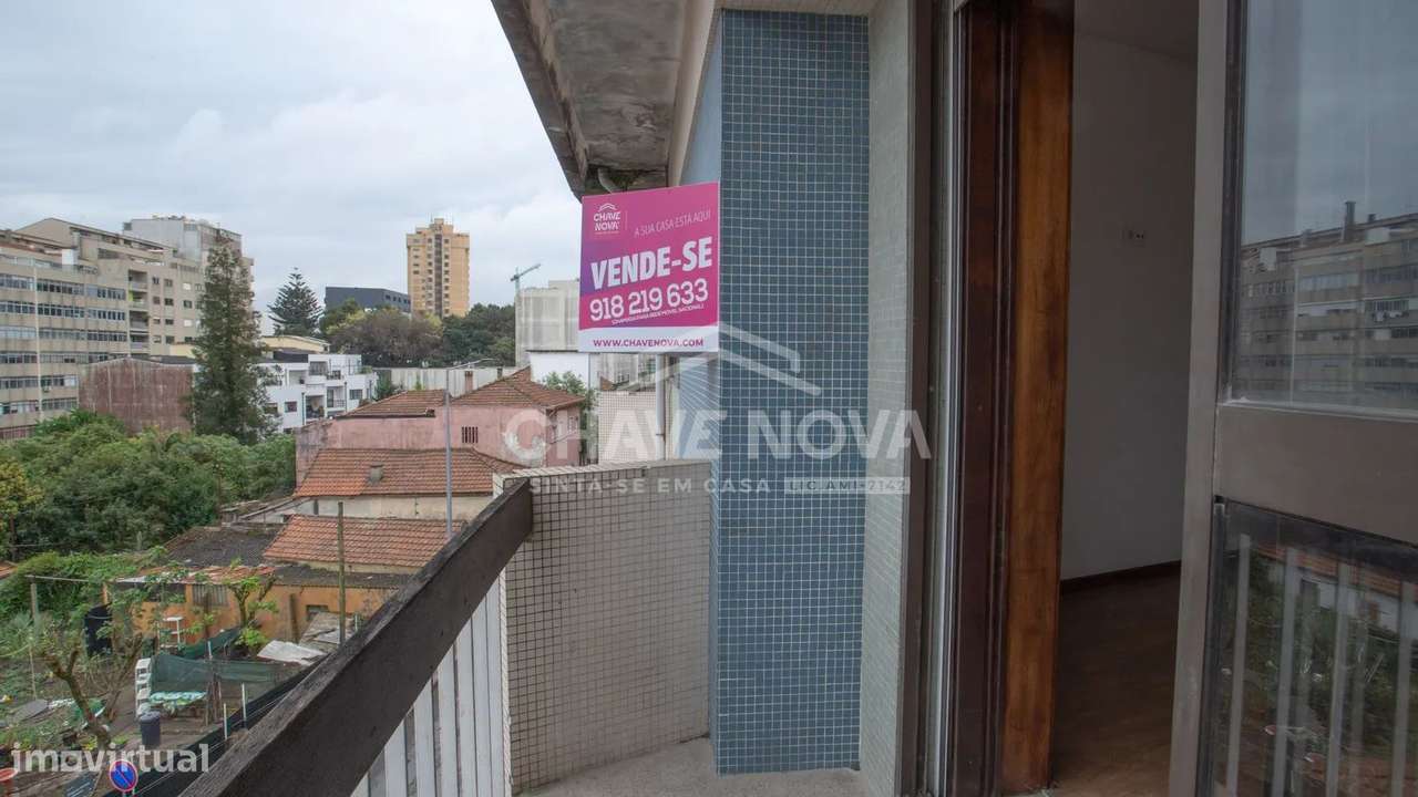 Apartamento T2 com varanda e garagem em Gaia-0