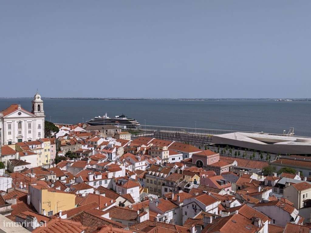 Apartamento T1 para renovação no coração de Alfama em Lisboa-12