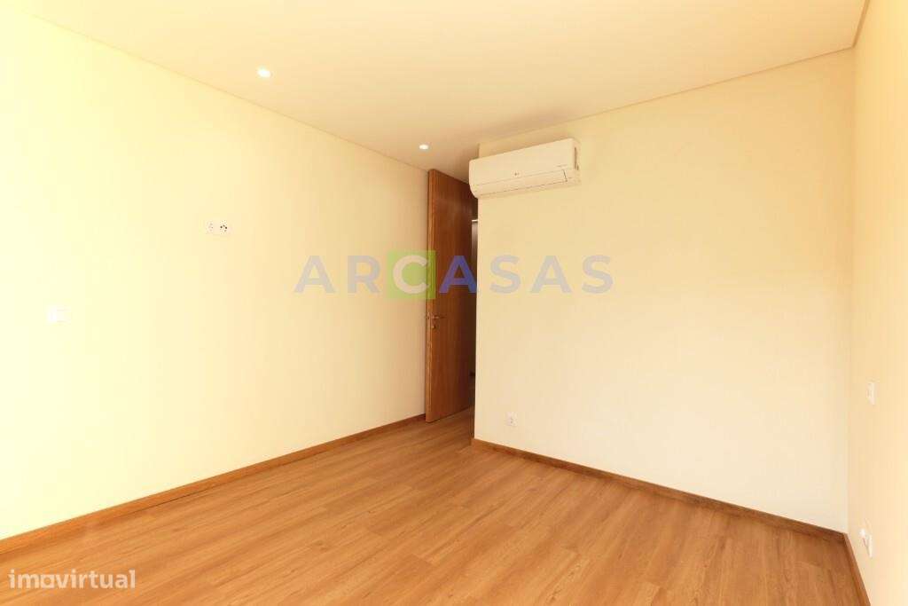 Moradia V3 com jardins e estacionamento na Trofa-22