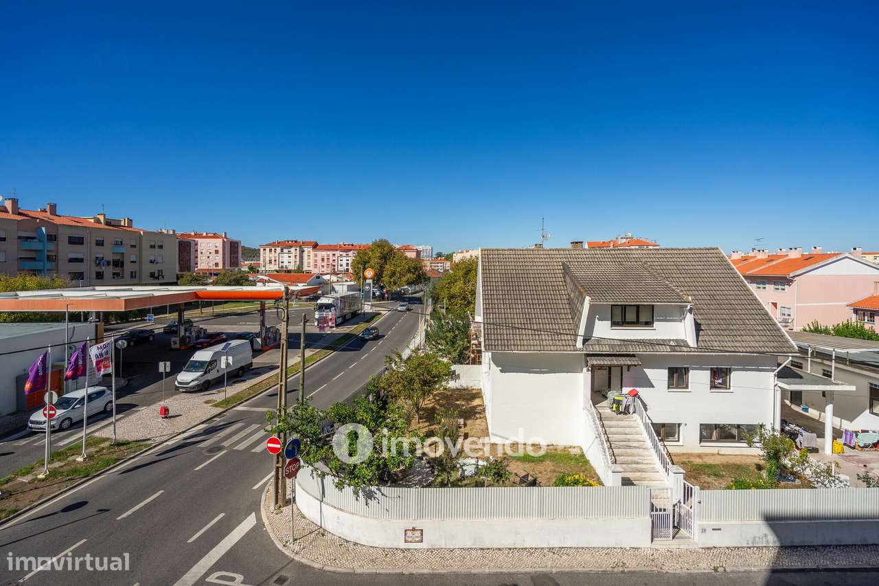 Apartamento T2 com estacionamento e arrecadação, em Mem Martins-6