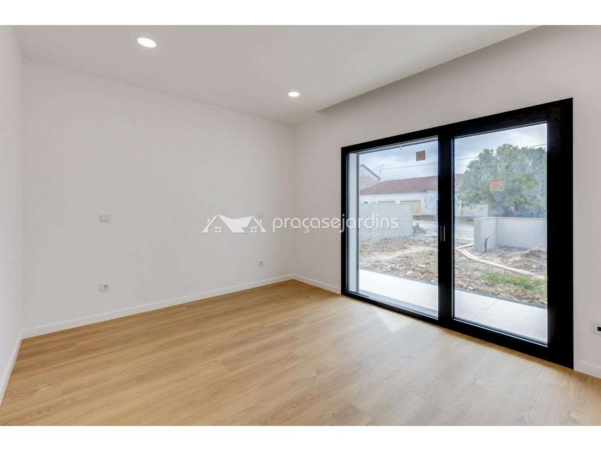 Moradia T4 com jardim, garagem e carregamento para carros elétricos-21