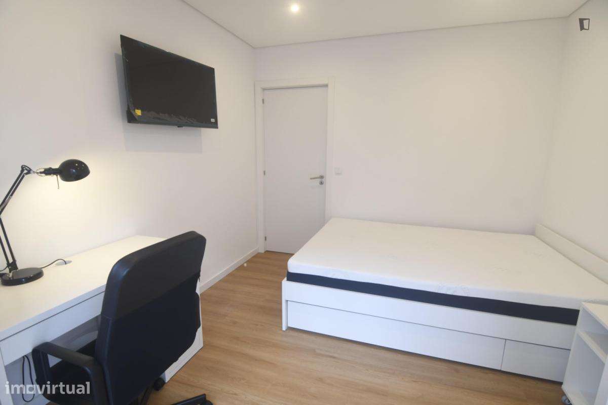 Quarto - localizado em Mafamude Porto - Grande imagem: 5/10