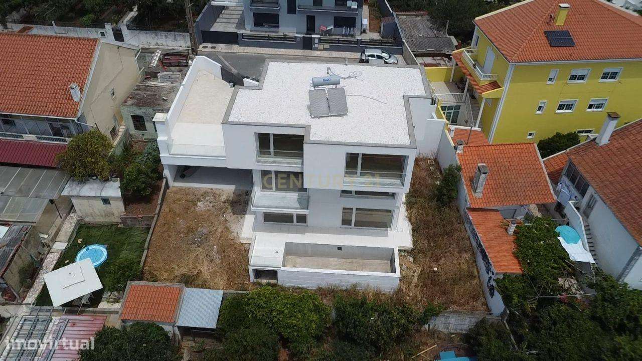 Moradia T4 de Arquitetura Moderna e Sustentável em Famões - Casal do R-49