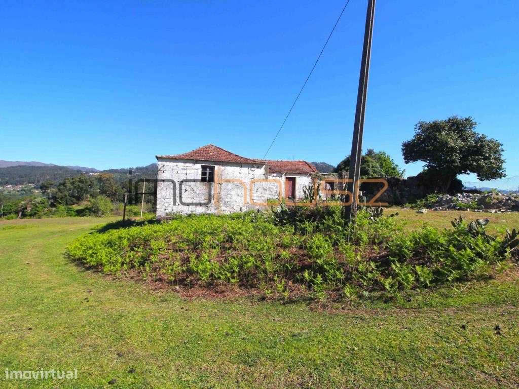 Quinta de 5.6 ha - Varias edificações, ribeiro e vista Douro-4