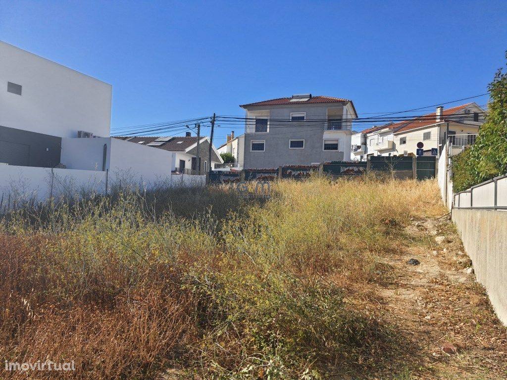 Lote de terreno para construção de uma moradia unifamiliar.