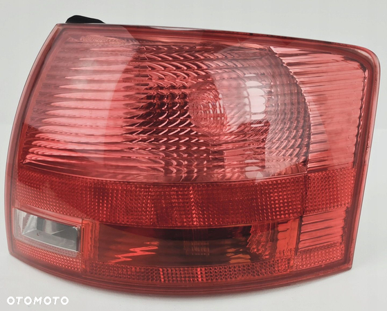 AUDI A4 B7 LAMPA TYLNA TYŁ PRAWA W BŁOTNIK KOMBI DEPO - 4