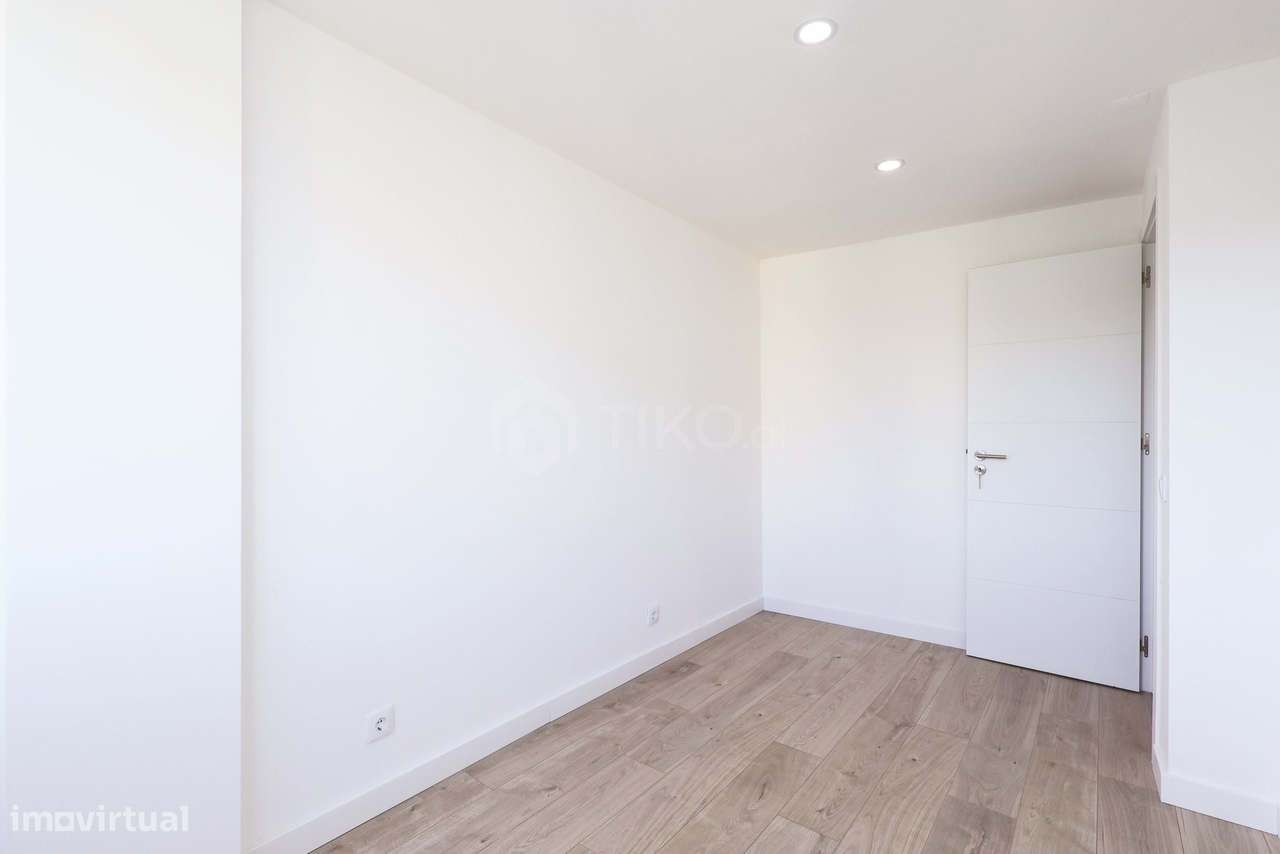 T3 Totalmente remodelado em Alverca – Pronto a habitar | Excelente loc-16