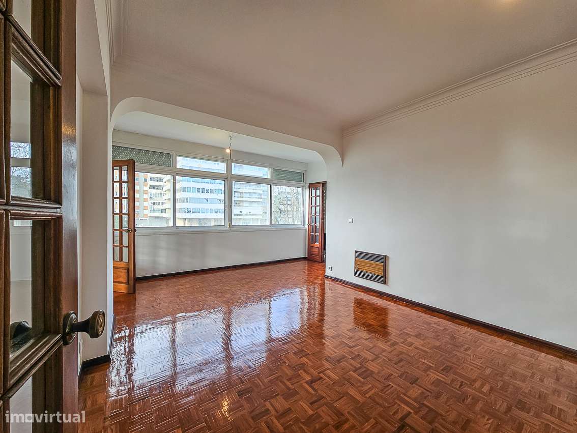 Apartamento T3 no Restelo: Luminosidade e Localização Premium para a S - Grande imagem: 2/21