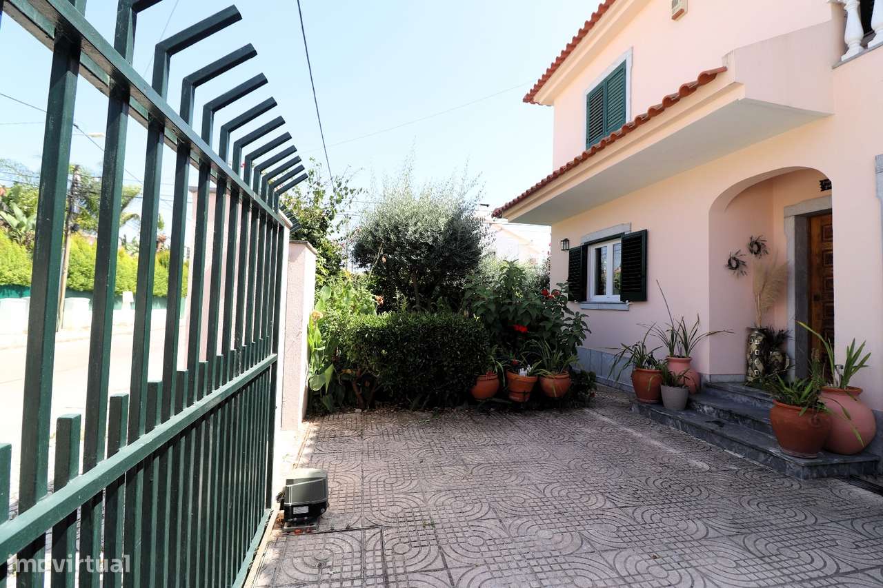 Moradia T4 com Piscina, Cave Ampla-9