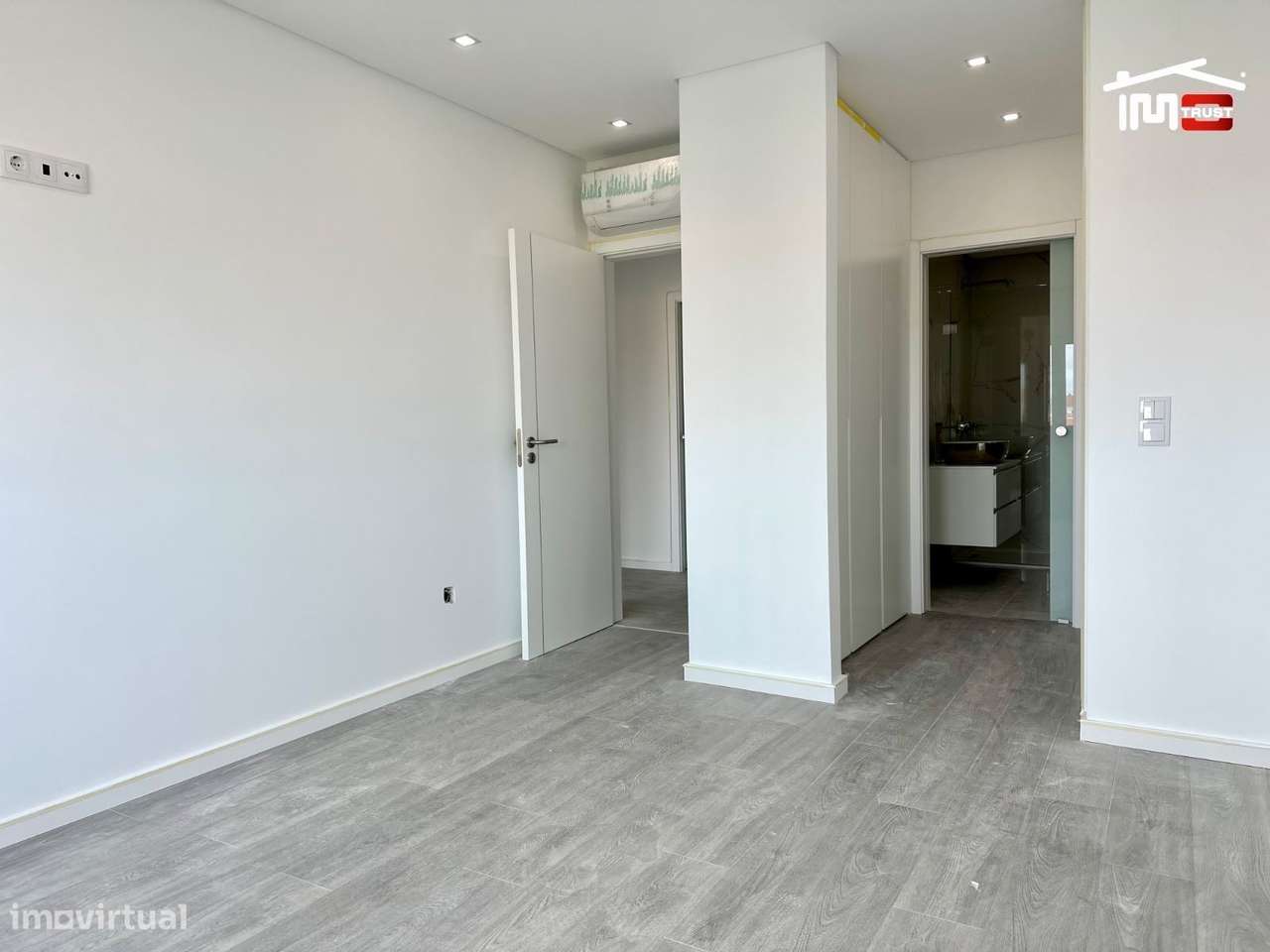 Incrivel Apartamento T2 com Varanda, e Arrecadação-11