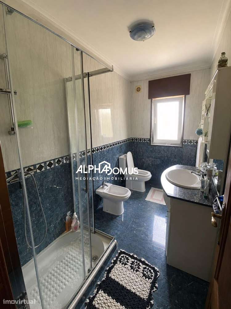 Moradia T4 com Suite, Sotão, Garagem e Espaço Exterior em Valença-15