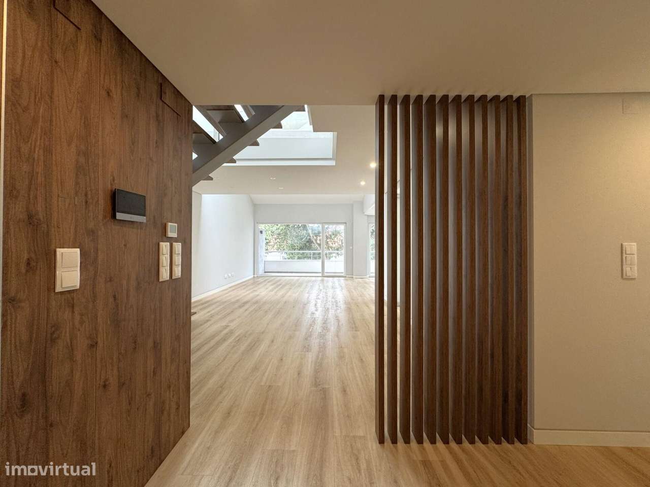 Apartamento T3 novo com estacionamento no centro de Carcavelos - Grande imagem: 3/56