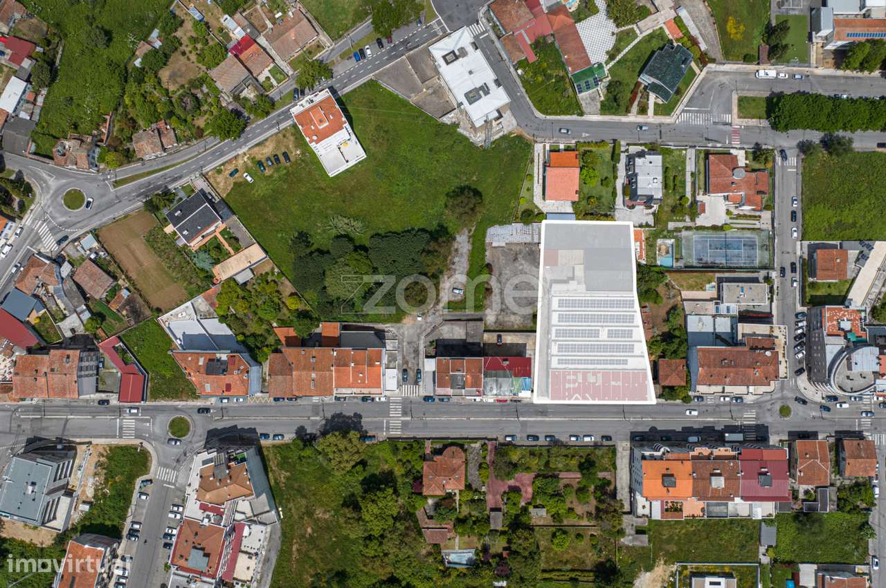 Armazém ao centro de São João da Madeira - Grande imagem: 2/51