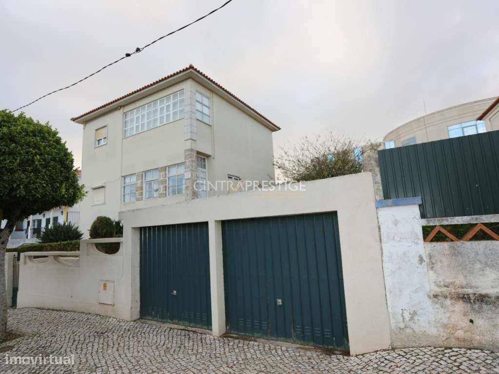 Moradia no Centro de Mafra com 2 Pisos e 2 Garagens.-35