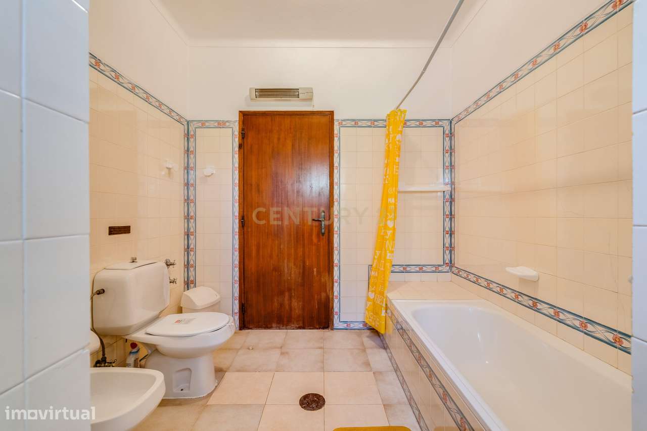 Moradia Bifamiliar T3 + T1 com Piscina  junto aos Campos de Golfe de A-20