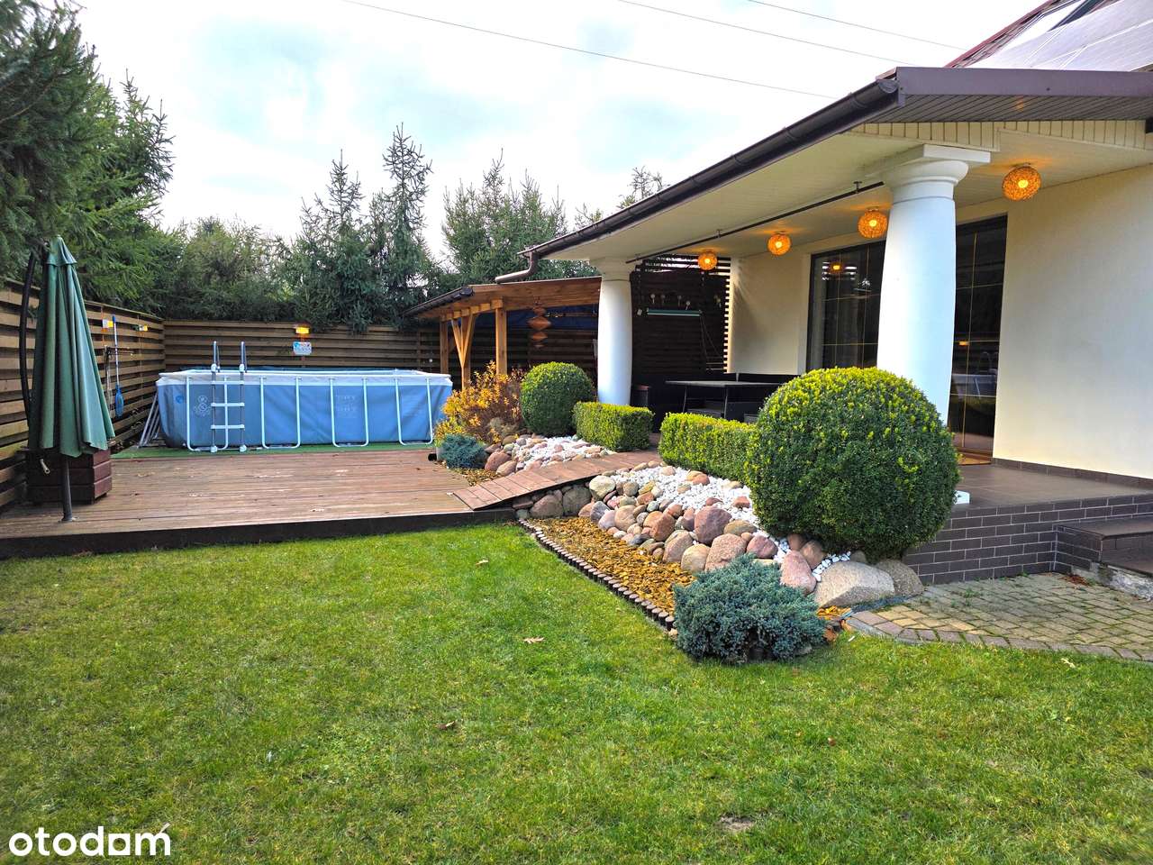 Dom 5/6 pokoi_taras_kominek_fotowoltaika_oddzielny garaż-12