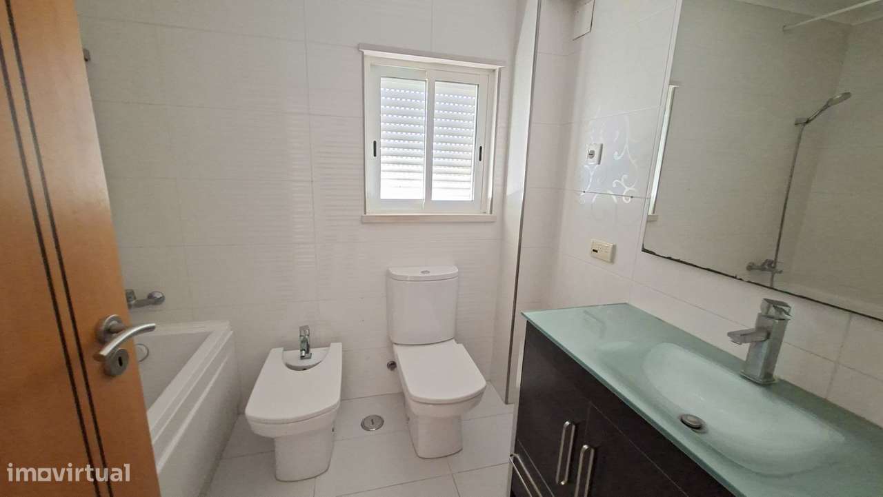 APT T3 com 162m2 com Arrecadação e Lugar de estacionamento Montijo-10