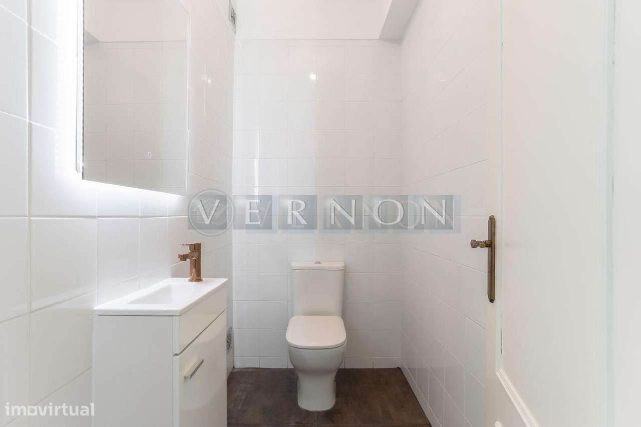 Moradia Renovada T4 com Vista Rio Arade, Piscina e 2.450 m² de Terreno-14