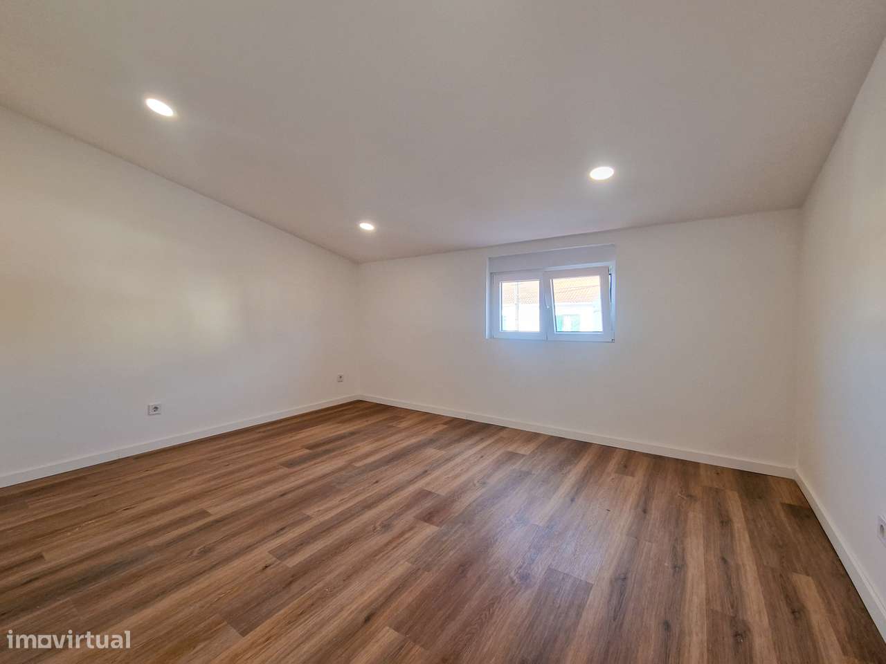 Moradia 4 ass. totalmente remodelada - possibilidade de quarto no r/c-26