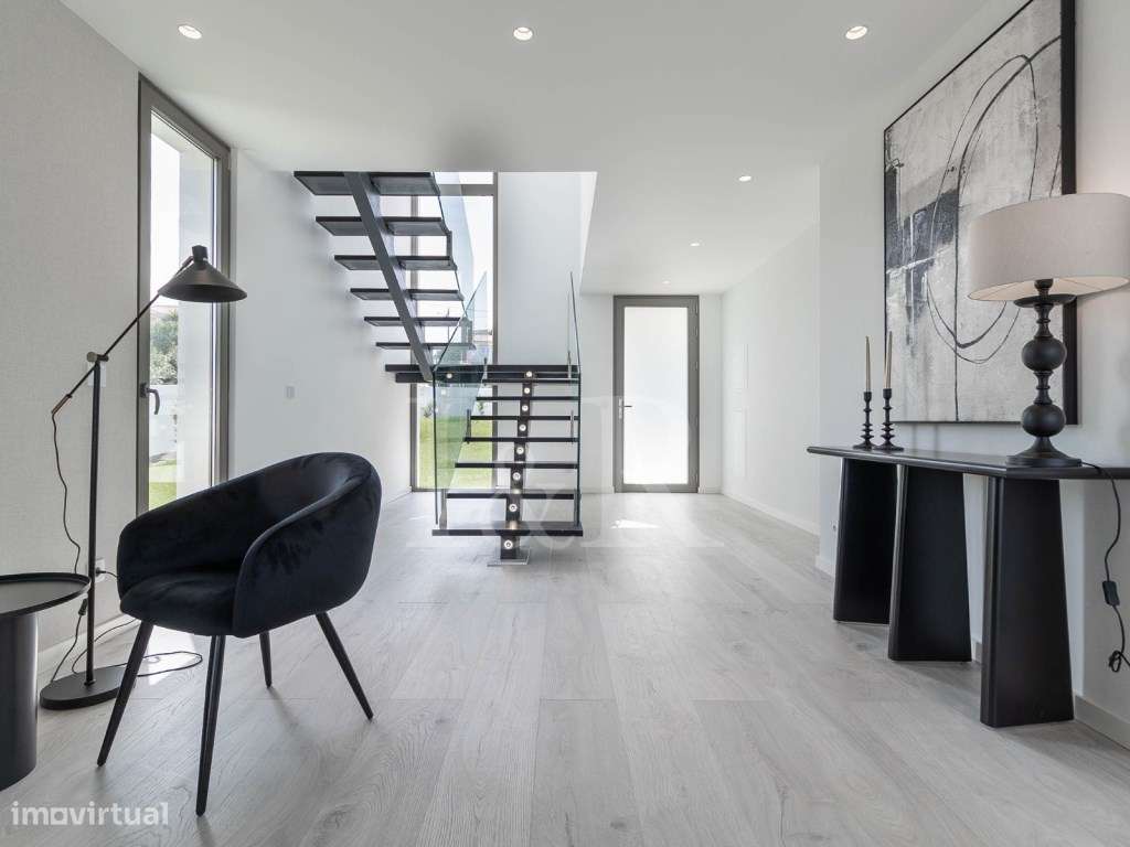 Moradia T4 com jardim e piscina em Fontanelas, Sintra - Grande imagem: 4/57