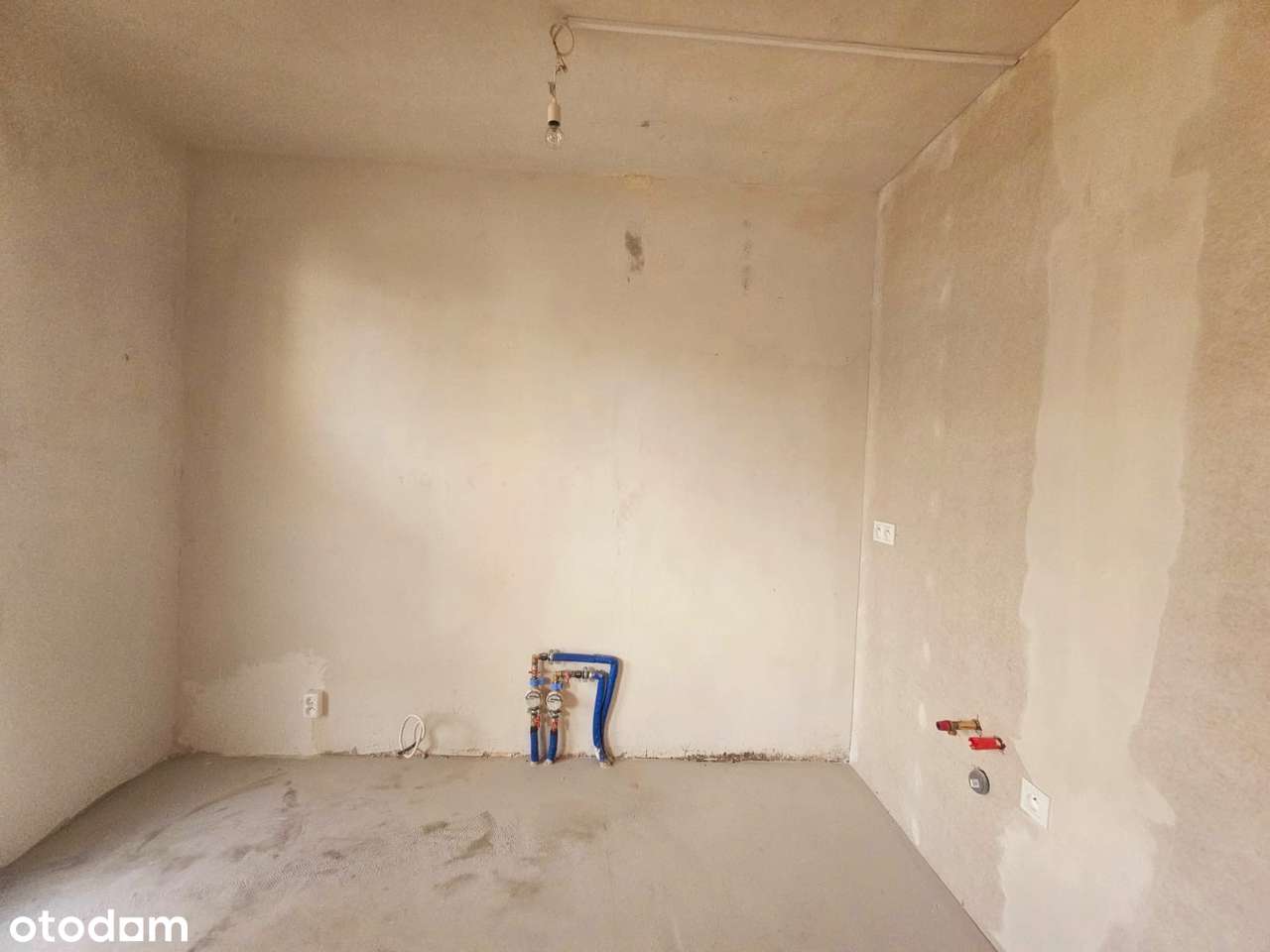 Kawalerka na wysokim parterze w niskim bloku. Duży balkon.-3