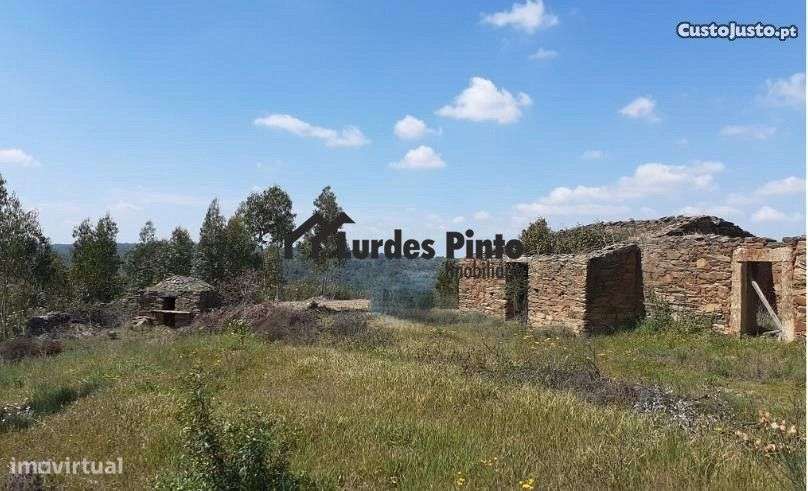 Quinta com construções em pedra e muita água - Grande imagem: 2/12