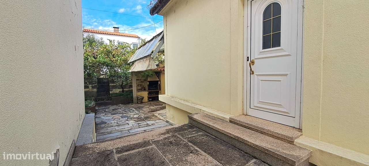 Moradia T5 com garagem e jardim em Miranda do Douro-46