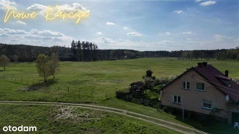 Połowa domu w otoczeniu lasów i pól